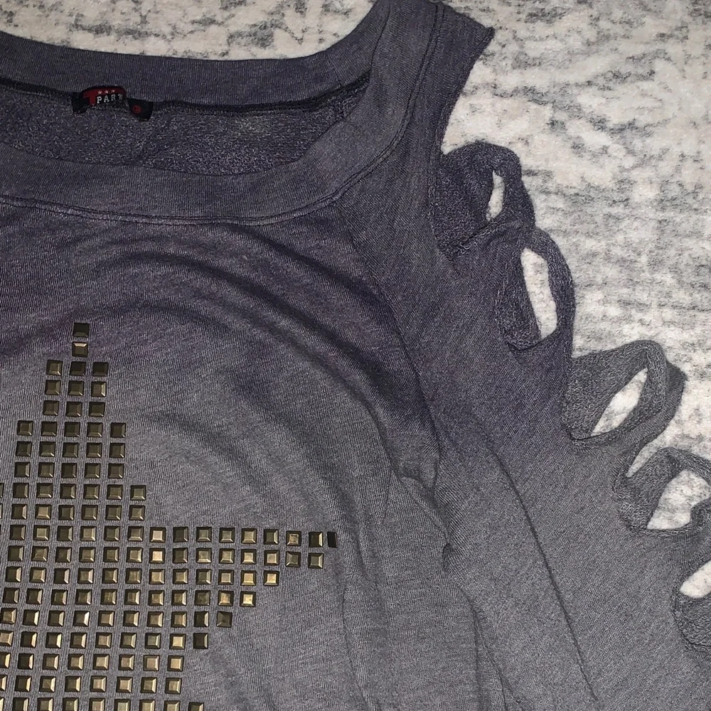 Y2K TPARTY DISTRESSED GRAYISH BLUE TOP WITH CUTOUT SLEEVES  AND GOLD STUDED STAR - Picture 9 of 11